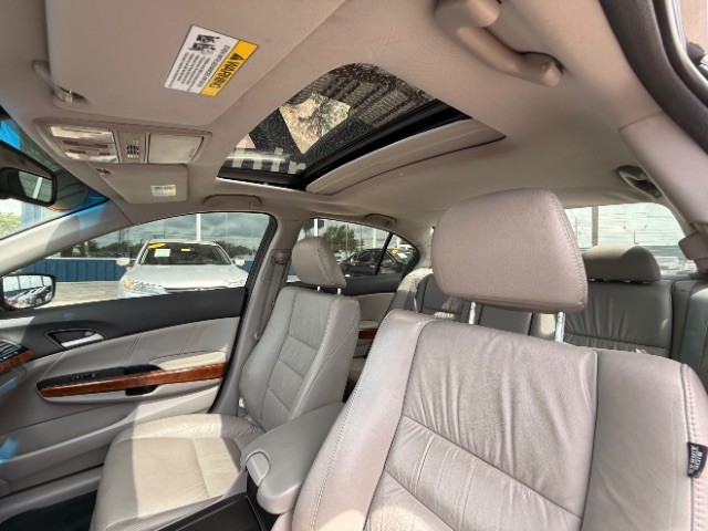 Honda Accord Sedan Vehicle Full-screen Gallery Image 10