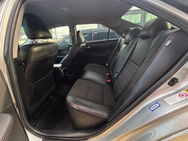 Toyota Camry Vehicle Full-screen Gallery Image 03