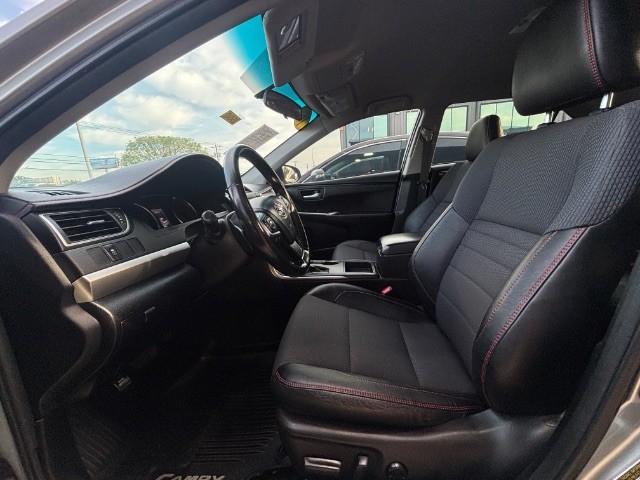 Toyota Camry Vehicle Full-screen Gallery Image 04