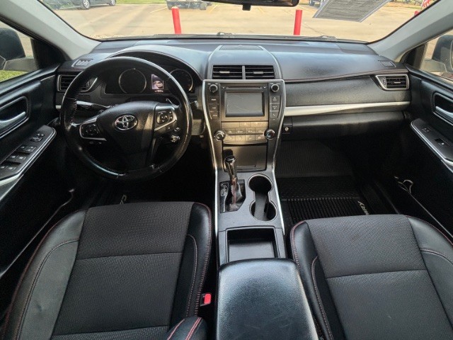 Toyota Camry Vehicle Full-screen Gallery Image 05