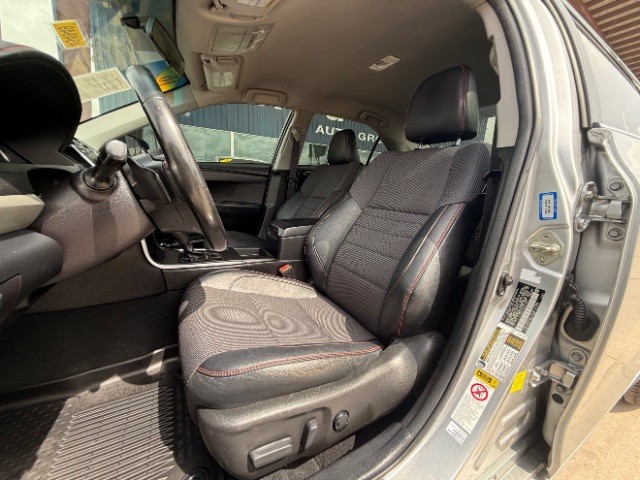 Toyota Camry Vehicle Full-screen Gallery Image 07