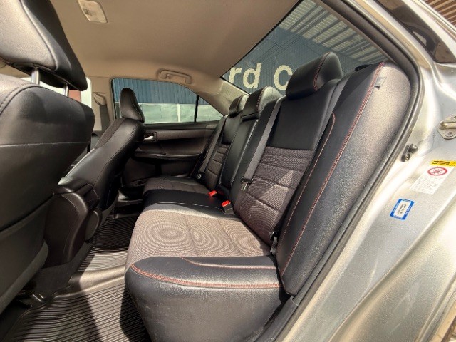 Toyota Camry Vehicle Full-screen Gallery Image 08
