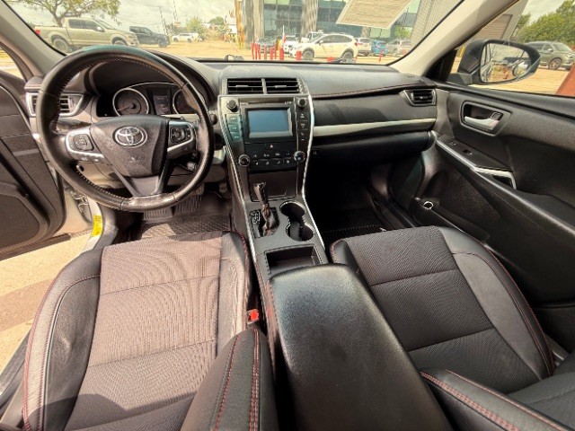 Toyota Camry Vehicle Full-screen Gallery Image 09