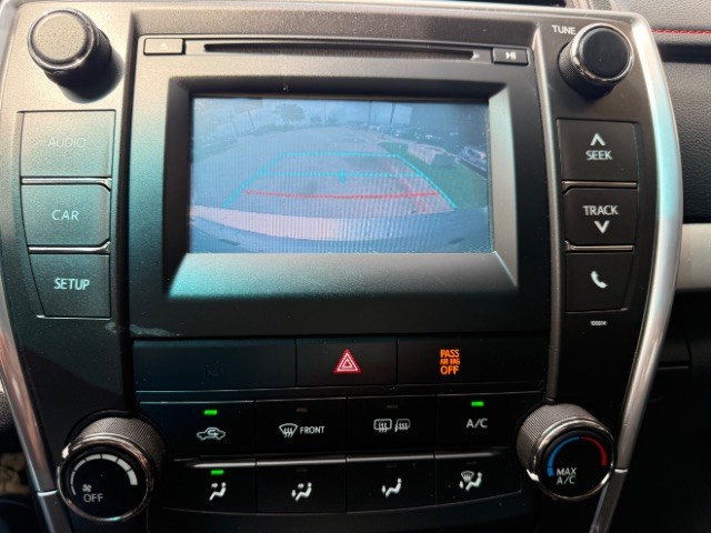 Toyota Camry Vehicle Full-screen Gallery Image 10