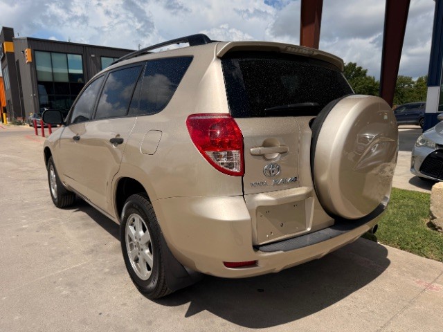 Toyota RAV4 Vehicle Full-screen Gallery Image 03