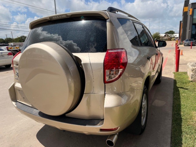 Toyota RAV4 Vehicle Full-screen Gallery Image 04