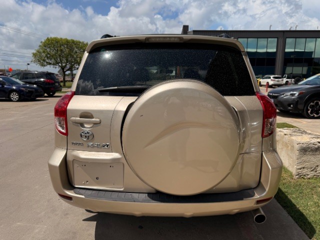 Toyota RAV4 Vehicle Full-screen Gallery Image 05