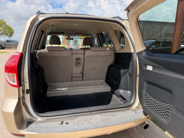 Toyota RAV4 Vehicle Full-screen Gallery Image 06