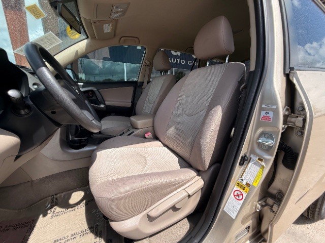 Toyota RAV4 Vehicle Full-screen Gallery Image 07