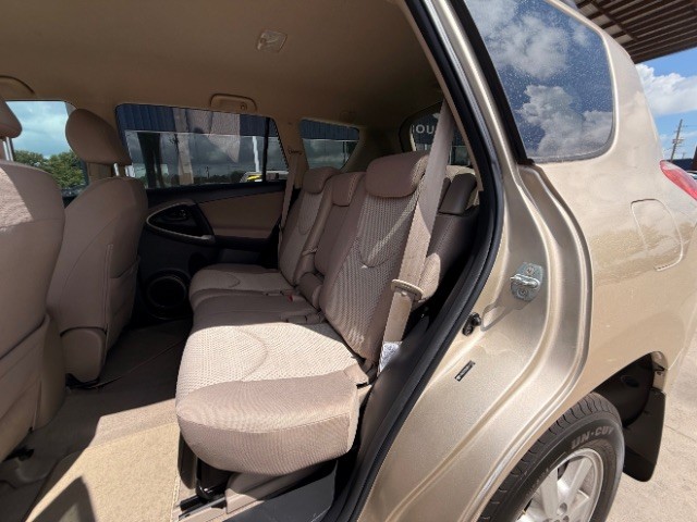 Toyota RAV4 Vehicle Full-screen Gallery Image 08
