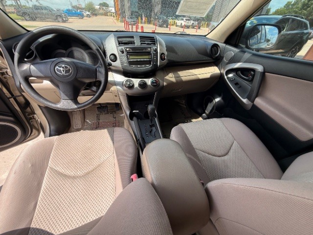 Toyota RAV4 Vehicle Full-screen Gallery Image 09