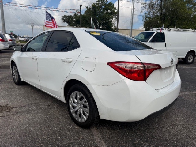 Toyota Corolla Vehicle Full-screen Gallery Image 04