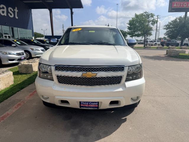Chevrolet Suburban Vehicle Full-screen Gallery Image 02