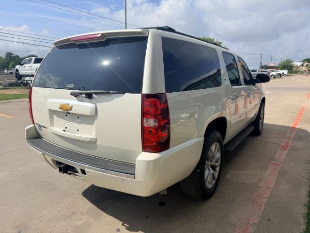 Chevrolet Suburban Vehicle Full-screen Gallery Image 04