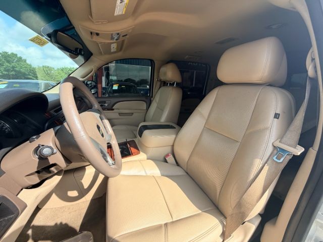 Chevrolet Suburban Vehicle Full-screen Gallery Image 07