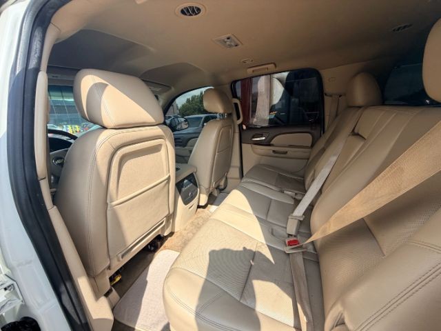 Chevrolet Suburban Vehicle Full-screen Gallery Image 08