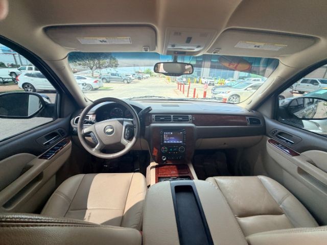Chevrolet Suburban Vehicle Full-screen Gallery Image 09