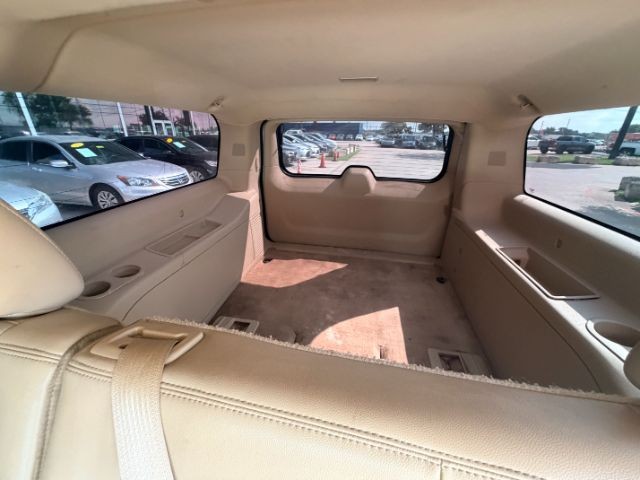 Chevrolet Suburban Vehicle Full-screen Gallery Image 10