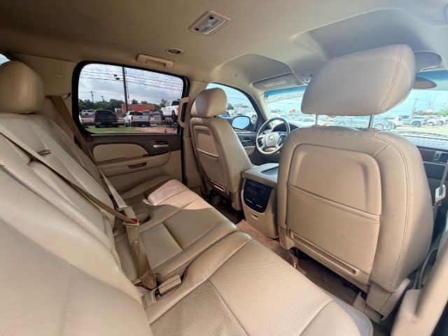 Chevrolet Suburban Vehicle Full-screen Gallery Image 11