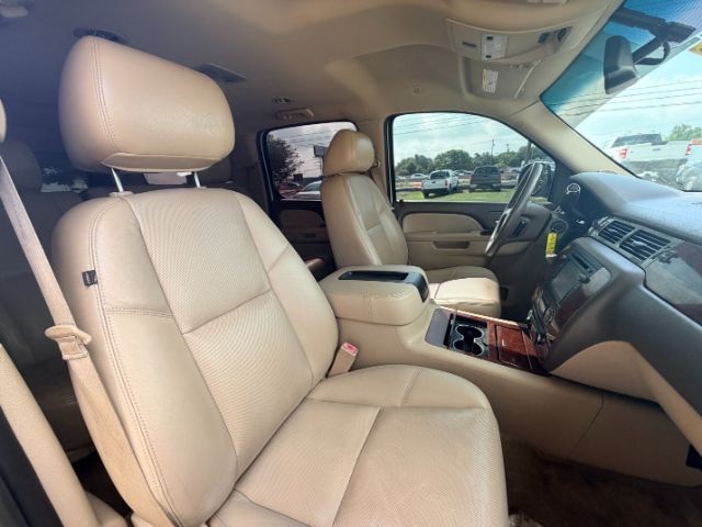 Chevrolet Suburban Vehicle Full-screen Gallery Image 12