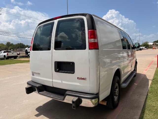 GMC Savana Cargo Van Vehicle Full-screen Gallery Image 03