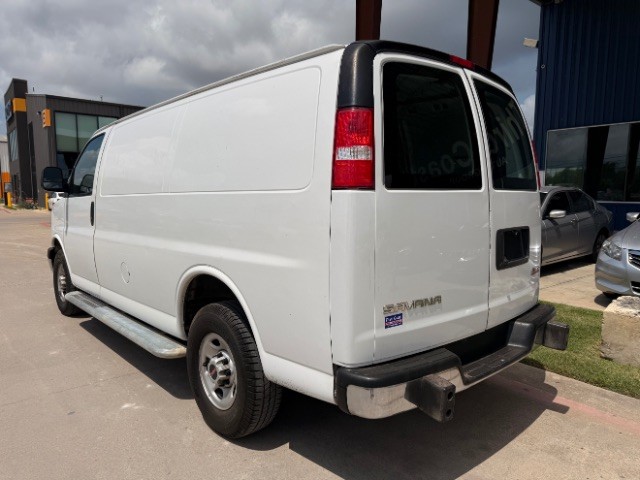 GMC Savana Cargo Van Vehicle Full-screen Gallery Image 04
