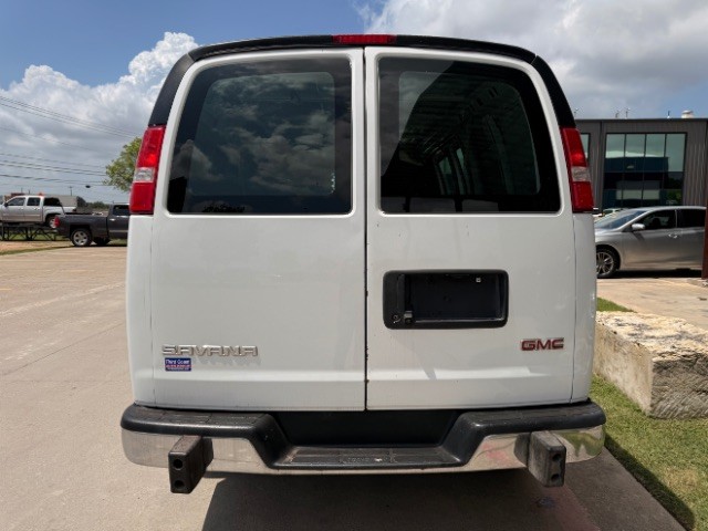 GMC Savana Cargo Van Vehicle Full-screen Gallery Image 05