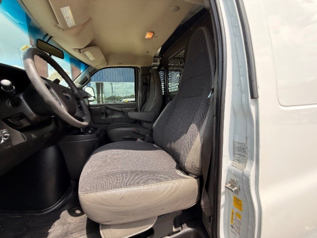 GMC Savana Cargo Van Vehicle Full-screen Gallery Image 07