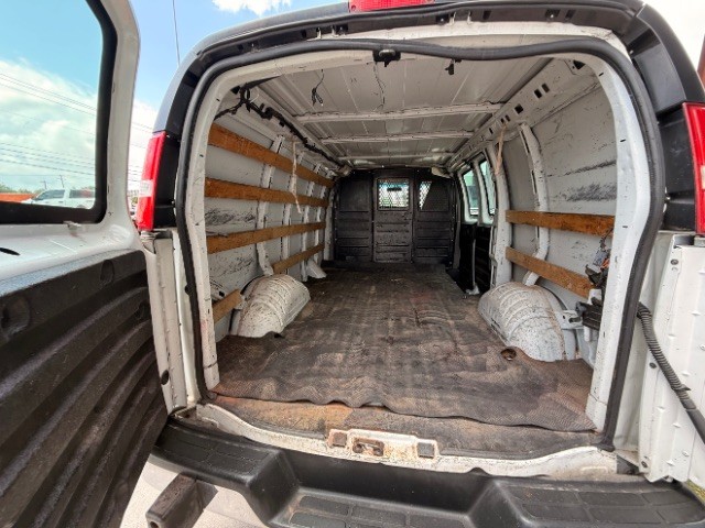 GMC Savana Cargo Van Vehicle Full-screen Gallery Image 09