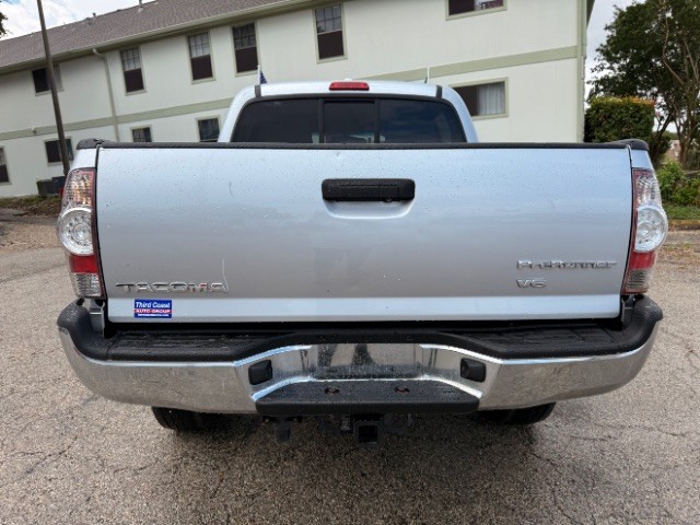 Toyota Tacoma Vehicle Full-screen Gallery Image 05
