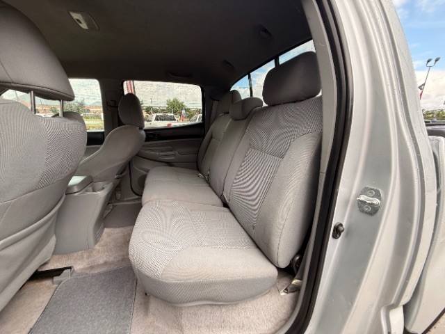 Toyota Tacoma Vehicle Full-screen Gallery Image 08