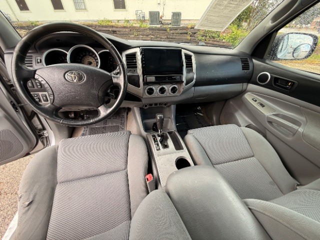 Toyota Tacoma Vehicle Full-screen Gallery Image 09