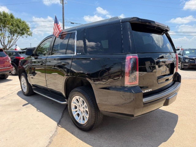 GMC Yukon Vehicle Full-screen Gallery Image 04