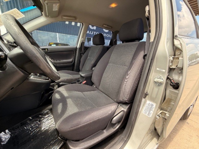 Toyota Matrix Vehicle Full-screen Gallery Image 07