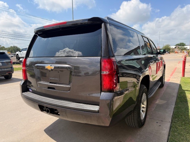 Chevrolet Suburban Vehicle Full-screen Gallery Image 04