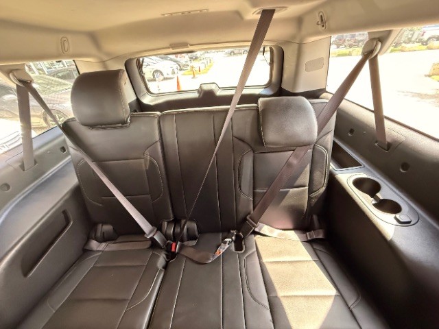 Chevrolet Suburban Vehicle Full-screen Gallery Image 09
