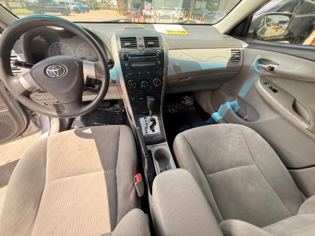 Toyota Corolla Vehicle Full-screen Gallery Image 09