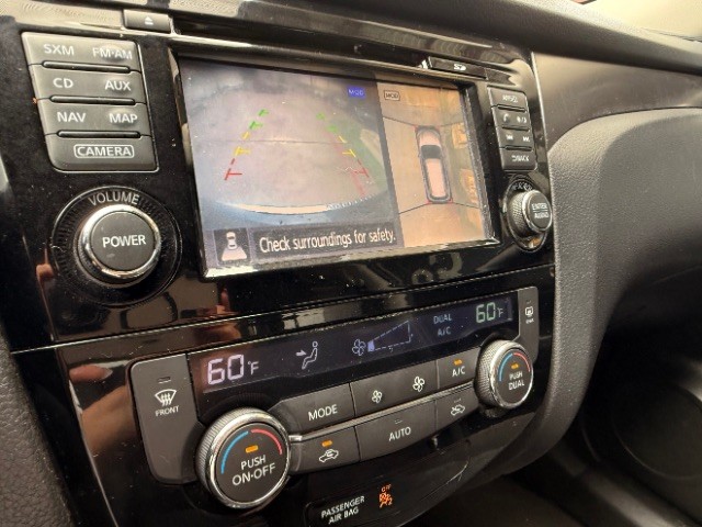 Nissan Rogue Vehicle Full-screen Gallery Image 11