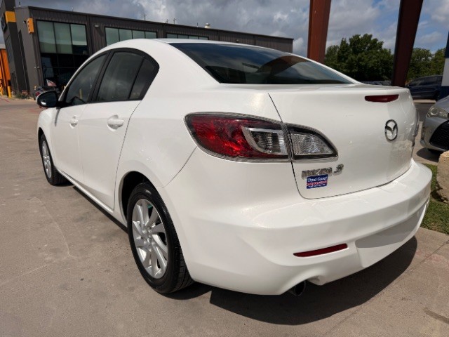 Mazda Mazda3 Sedan Vehicle Full-screen Gallery Image 03