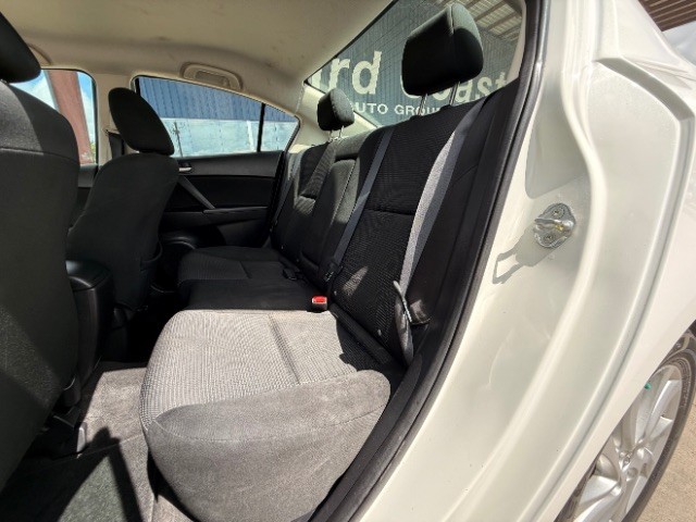 Mazda Mazda3 Sedan Vehicle Full-screen Gallery Image 08