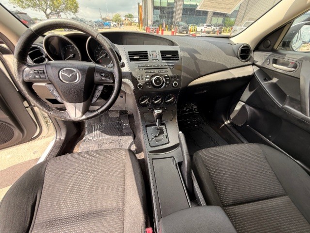 Mazda Mazda3 Sedan Vehicle Full-screen Gallery Image 09
