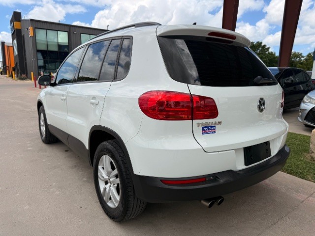 Volkswagen Tiguan Vehicle Full-screen Gallery Image 03
