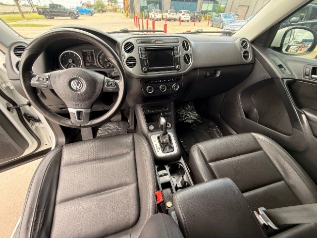 Volkswagen Tiguan Vehicle Full-screen Gallery Image 09