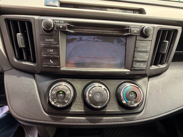 Toyota RAV4 Vehicle Full-screen Gallery Image 10