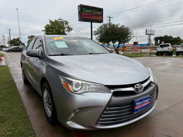 Toyota Camry Vehicle Full-screen Gallery Image 02