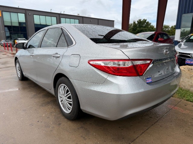 Toyota Camry Vehicle Full-screen Gallery Image 03