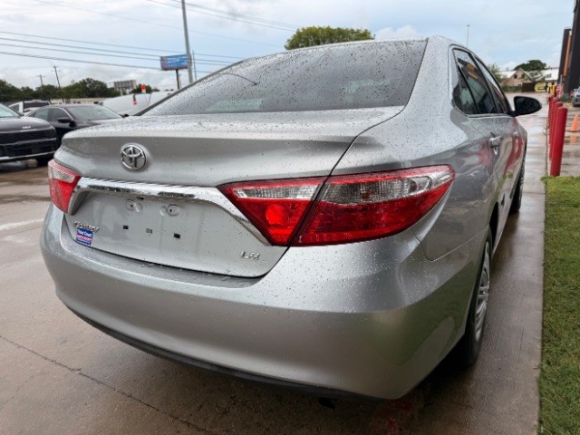 Toyota Camry Vehicle Full-screen Gallery Image 04