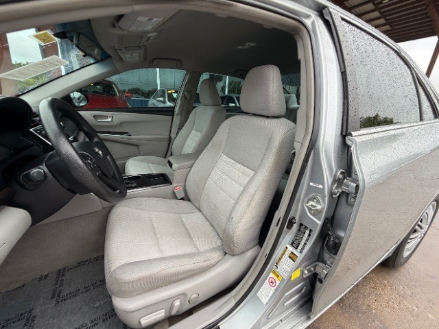 Toyota Camry Vehicle Full-screen Gallery Image 07