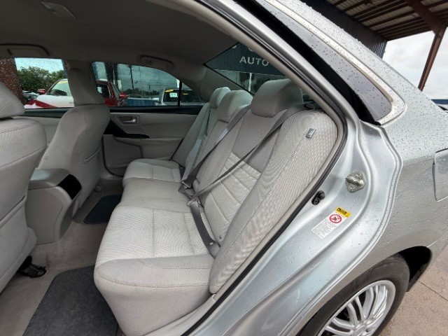 Toyota Camry Vehicle Full-screen Gallery Image 08