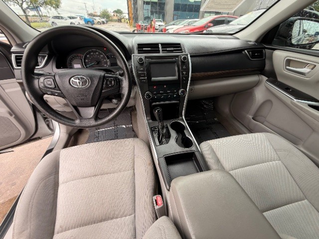 Toyota Camry Vehicle Full-screen Gallery Image 09